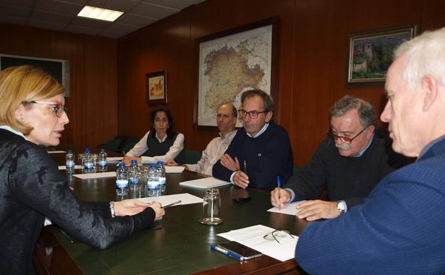 Un momento de la reunón entre la alcaldesa de Venta de Baños (izda.) y el delegado de la Junta (dcha.). 