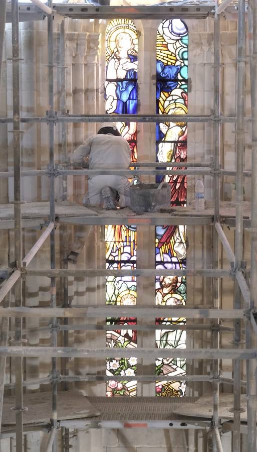 Fotos: Limpieza de la iglesia Santa María de la Antigua de Valladolid