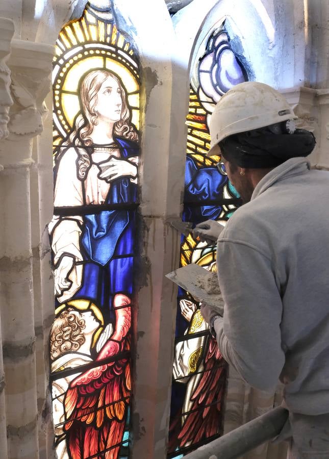 Fotos: Limpieza de la iglesia Santa María de la Antigua de Valladolid