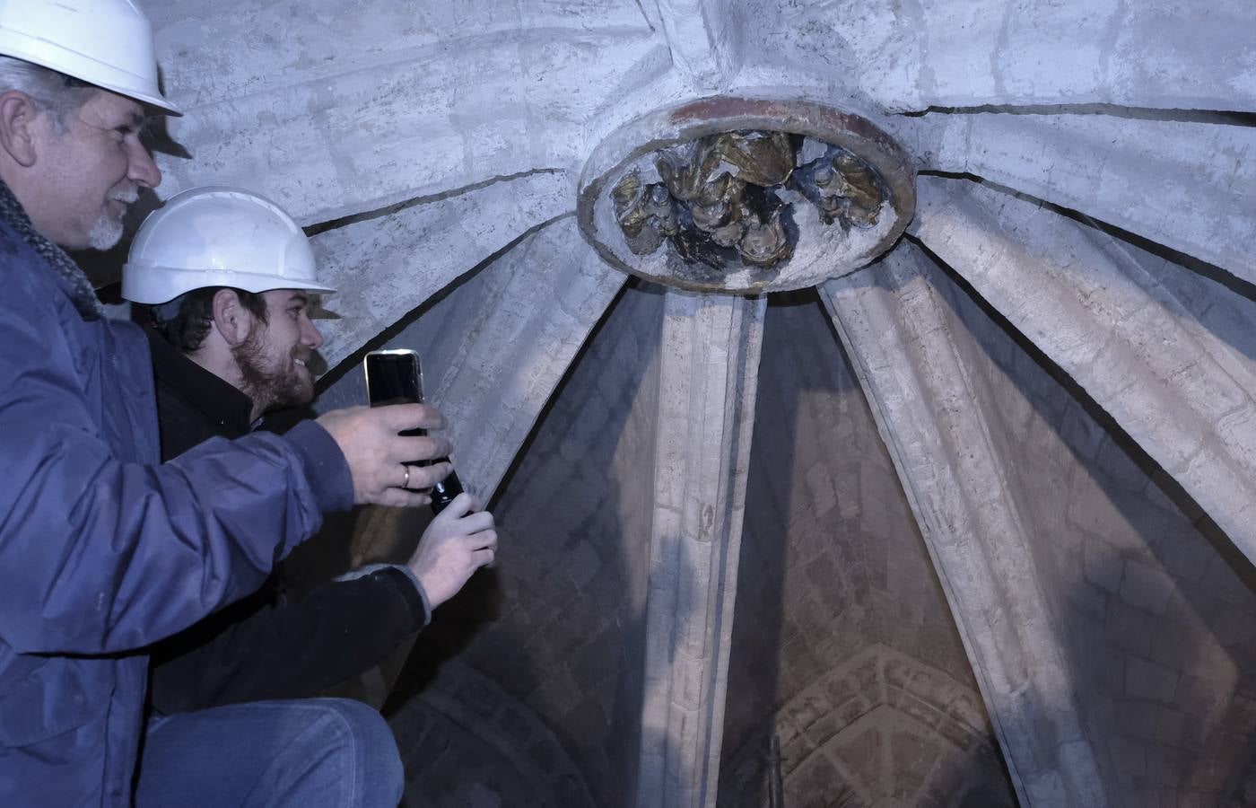 Fotos: Limpieza de la iglesia Santa María de la Antigua de Valladolid