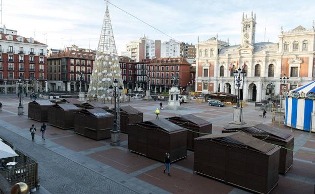 Las casetas del mercado navideño, instaladas en la Plaza Mayor.