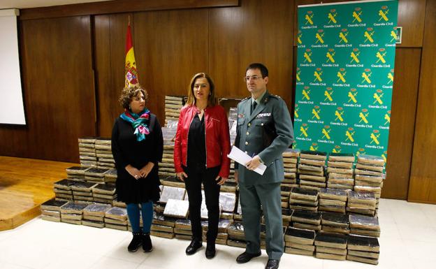 Encarnación Pérez, Virginia Barcones y Jorge Montero posan ante la droga decomisada. 