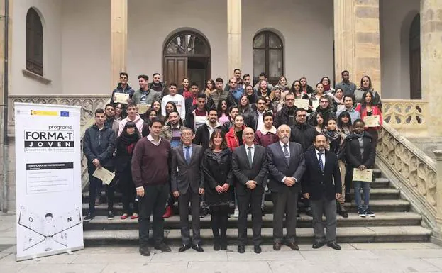 Los alumnos con sus diplomas, las autoridades y las empresas colaboradoras. 