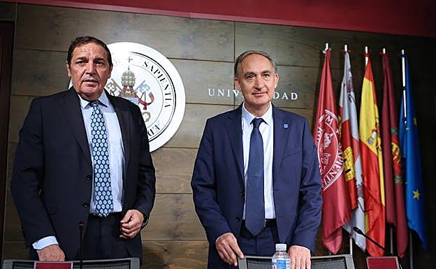Antonio Sáez, consejero de Sanidad, y Antonio Largo, rector de la UVA, tras la reunión mantenida por ambos a primeros de junio, apenas tres semanas después de la toma de posesión del nuevo equipo rectoral. 