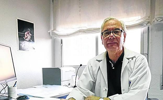 El médico de Enfermedades Infecciosas, Guillermo Luna, en su consulta de Medicina Interna.