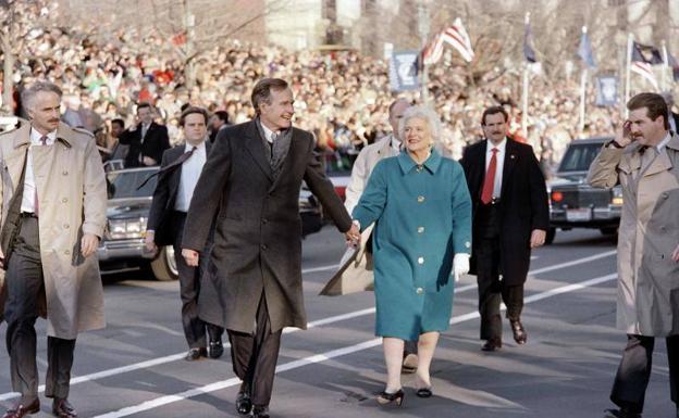 Bush junto a su esposa, Barbara Bus, en 1992.