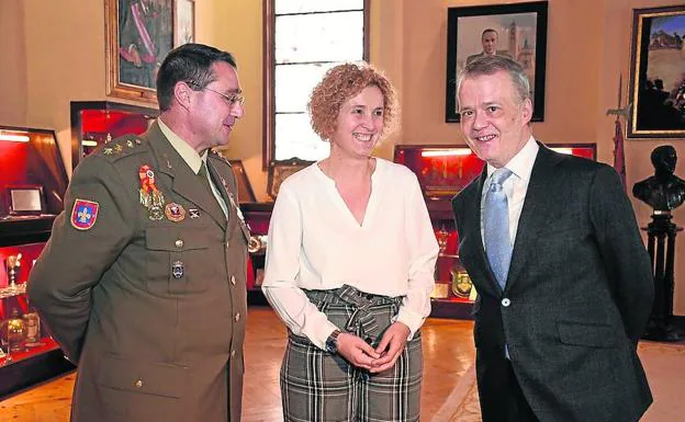 El ex ministro del Interior, Antonio Camacho (derecha), junto a la subdelegada del Gobierno, Lirio Martín, y el director de la Academia de Artillería, José María Martínez. 