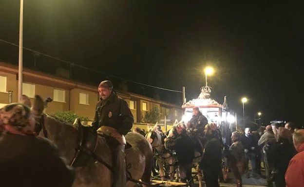 Los vecinos de Nava acompañan el carruaje con la imagen de la Virgen de los Pegotes.