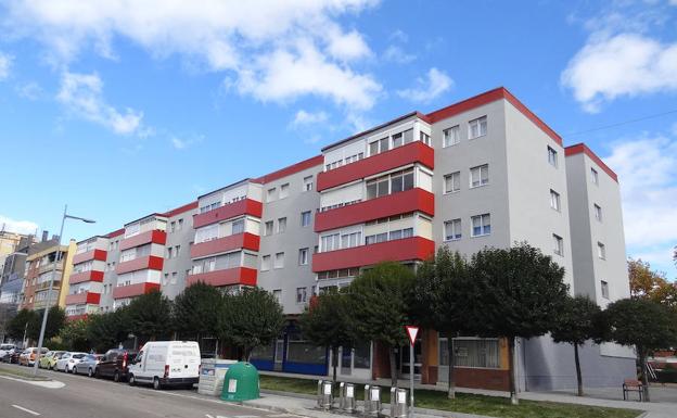 Uno de los bloques del poblado de Fasa que miran a la carretera de Madrid luce balcones rojos.