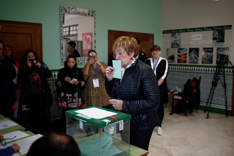 La diputada del Partido Popular, Celia Villalobos, vota en un colegio electoral de Málaga.
