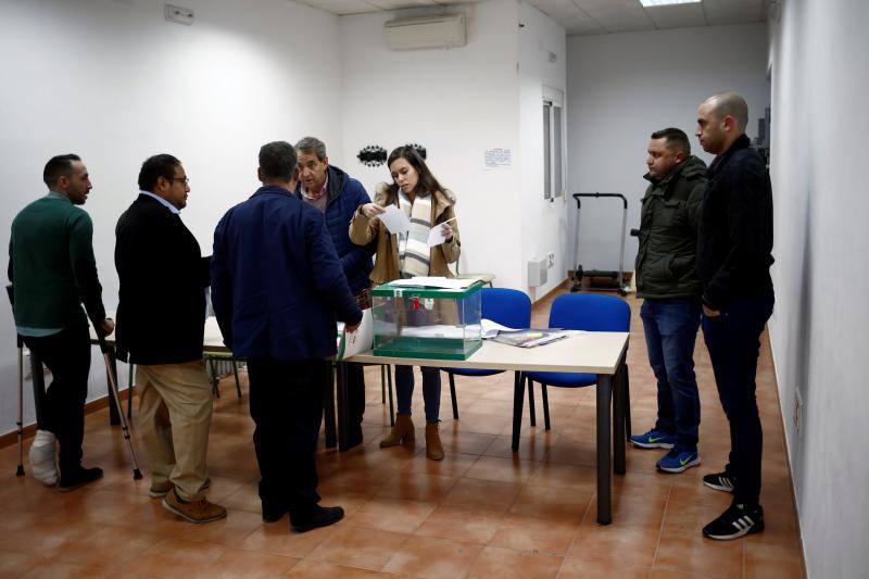 Miembros de una mesa electoral se disponen a iniciar sus funciones este domingo en un colegio electoral de Ronda (Málaga).
