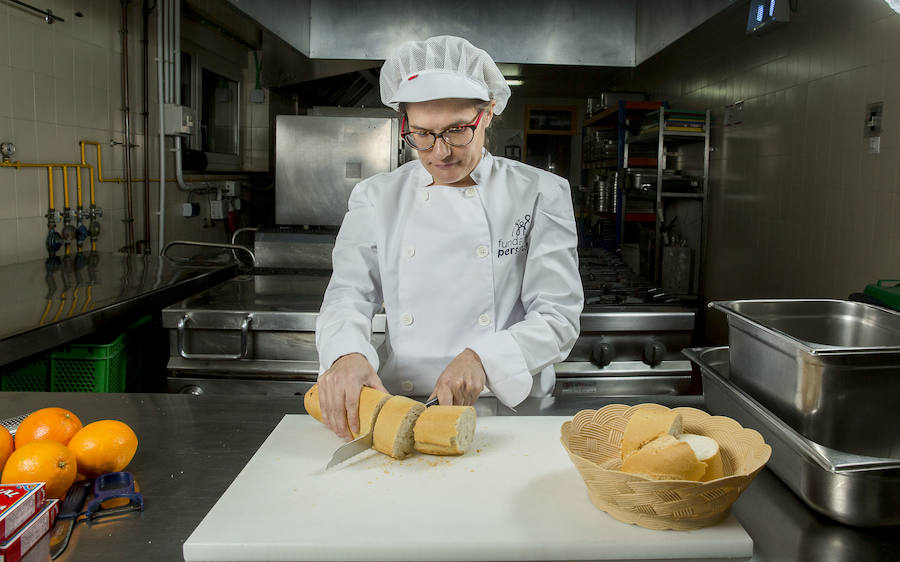 Rocío prepara las guarniciones de pan. 