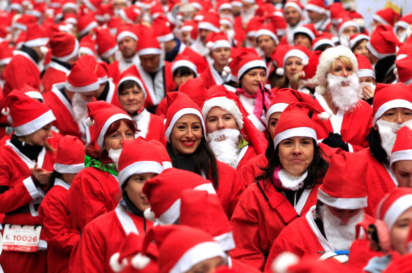 Miles de corredores vestidos con trajes de Papá Noel participan en la Carrera de Papá Noel en Budapest (Hungría)