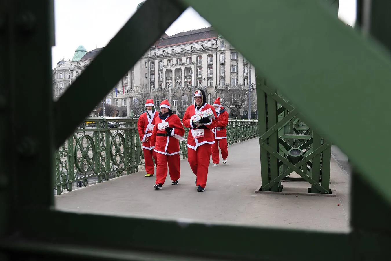 Miles de corredores vestidos con trajes de Papá Noel participan en la Carrera de Papá Noel en Budapest (Hungría)