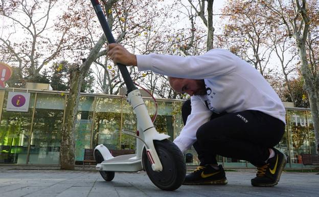 Imagen principal - Rubén Estévez, uno de los usuarios que apuesta por el uso del patinete eléctrico en Valladolid. 