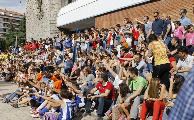 Los escolares esperan a la entrega de premios de los Juegos Escolares a las puertas del pabellón de La Alamedilla. 