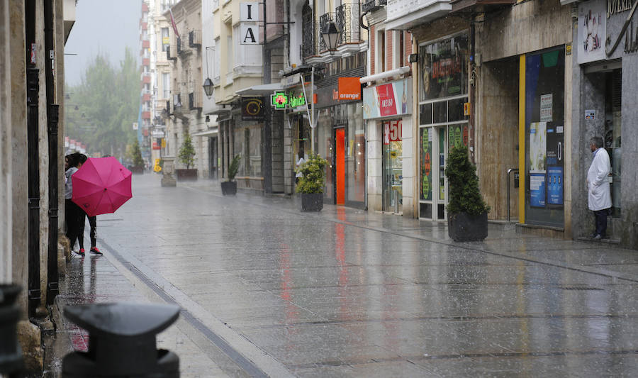 La Calle Mayor vacía, en un día lluvioso de noviembre. 