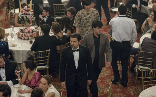Miguel Ángel Félix Gallardo (Diego Luna) absoluto protagonista de esta temporada junto a Enrique Caramena (Michael Peña). Detrás Joaquín Guzmán -¿No te suena verdad?- ¿Y si lo llamamos 'El Chapo'?. Lo interpreta Alejandro Edda. 