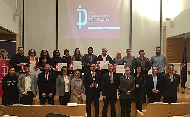 Los premiados y finalistas de los premios posan con el alcalde, concejales y técnicos. 