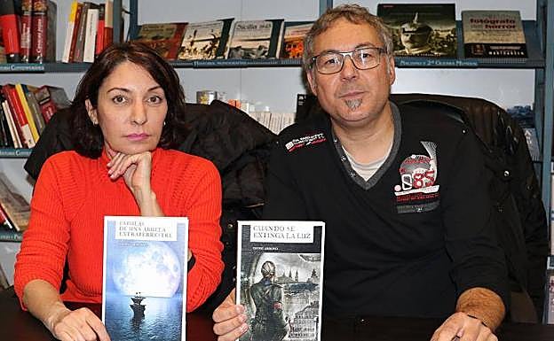 Daína Chaviano y Dioni Arroyo, ayer, en la librería Maxtor. Henar Sastre