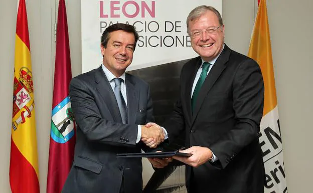 Eduardo López-Puertas, director general de Ifema, y Antonio Silván, alcalde de León, firman el convenio.