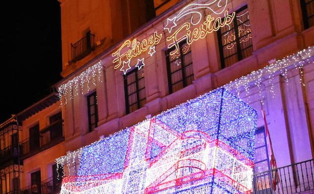 Una caja de regalo navideño gigante se apoya en la fachada de la Casa Consistorial. Es el adorno más novedoso. 
