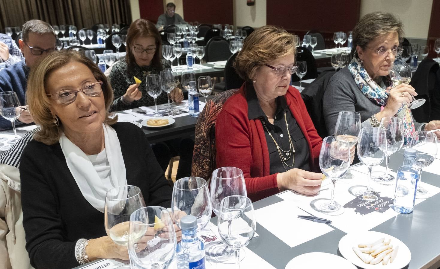 En el juego de experiencias y emociones, otros cuatro elementos adicionales, el regaliz, café molido, unos trocitos de piña y unas gominolas cumplieron la función de potenciar las cualidades de cada uno de los vinos catados