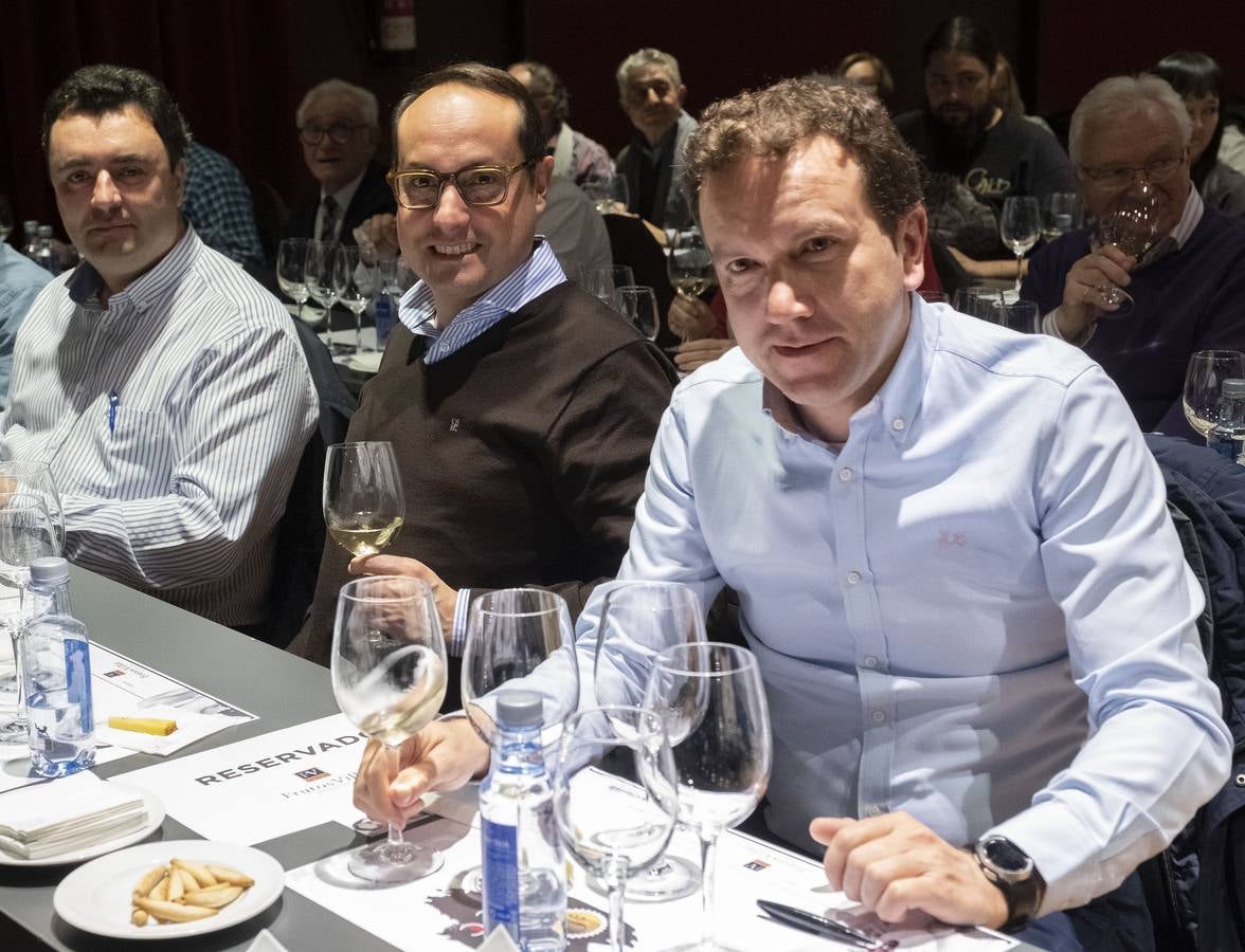 En el juego de experiencias y emociones, otros cuatro elementos adicionales, el regaliz, café molido, unos trocitos de piña y unas gominolas cumplieron la función de potenciar las cualidades de cada uno de los vinos catados