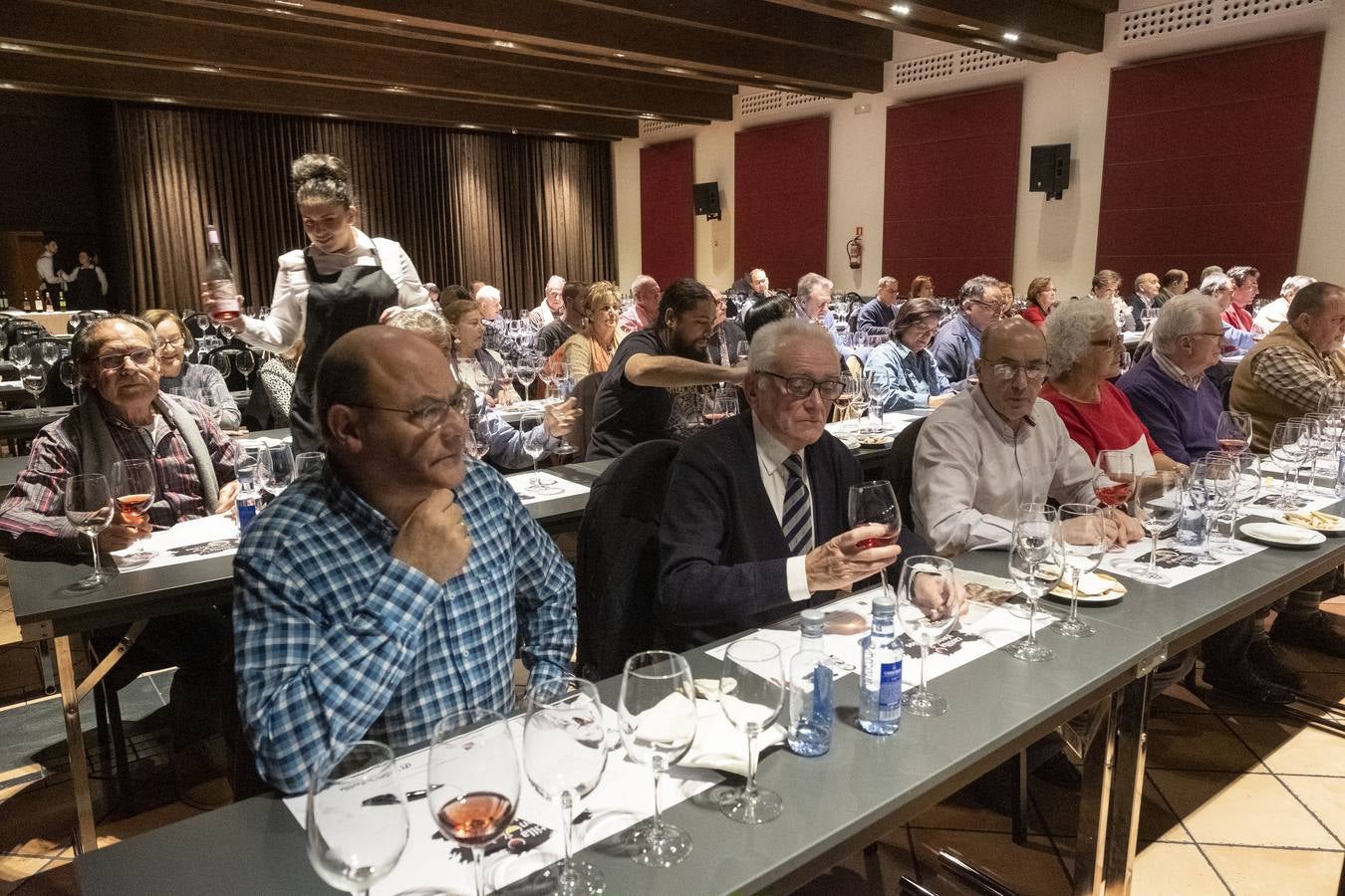 En el juego de experiencias y emociones, otros cuatro elementos adicionales, el regaliz, café molido, unos trocitos de piña y unas gominolas cumplieron la función de potenciar las cualidades de cada uno de los vinos catados