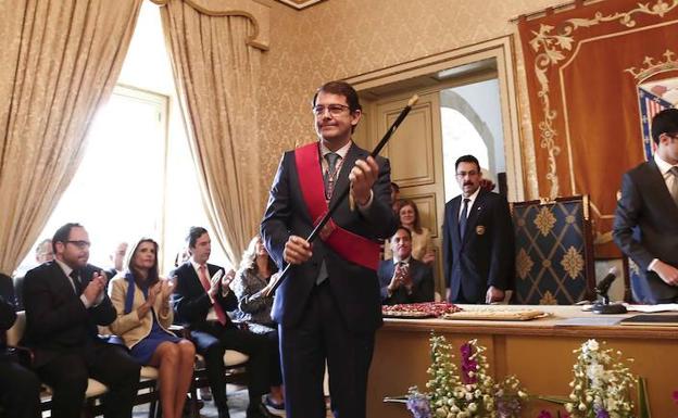 Alfonso Fernández Mañueco, con el bastón de mando tras tomar posesión como alcalde en 2015. 