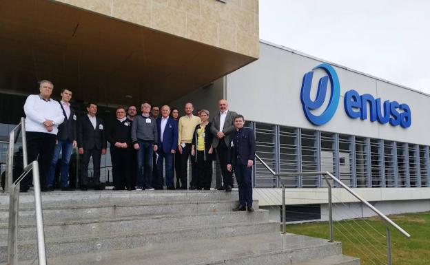 Foto de familia durante la visita a la fábrica de Enusa. 