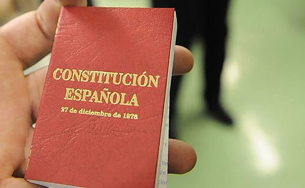 Ejemplar de la Constitución Española. 