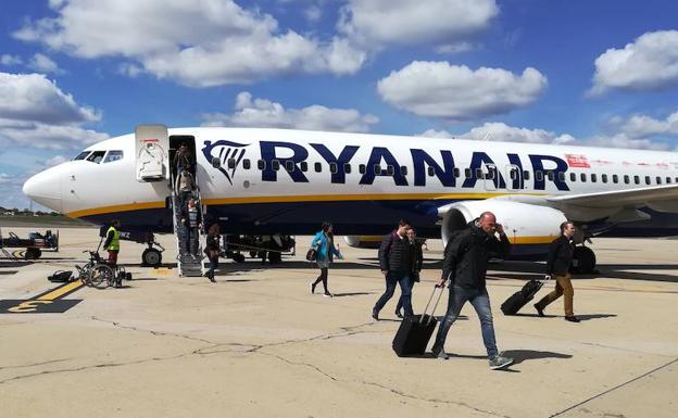 Viajeros descienden de Ryanair a su llegada al aeropuerto de Villanubla, en Valladolid. 