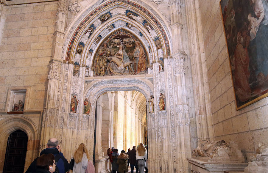 Entrada al claustro por la portada de la Capilla del Cristo del Consuelo.