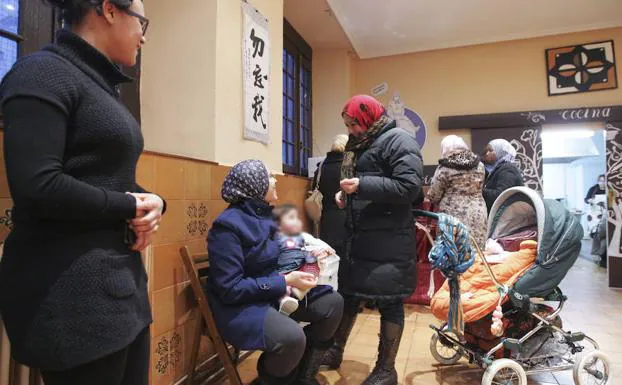 Varias mujeres inmigrantes, en el centro Baraka de Cáritas Diocesana de Salamanca. 