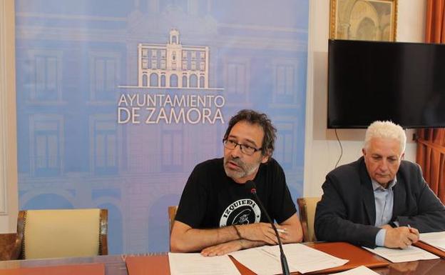 Los concejales del equipo de Gobierno Miguel Ángel Viñas y José Carlos Calzada, en la sala de comisiones del Ayuntamiento de Zamora