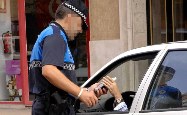 Un agente realiza la prueba de alcoholemia a un conductor en Valladolid. 