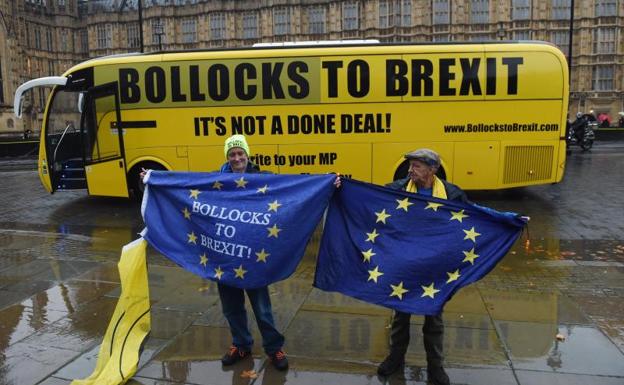 Activistas proeuropeos participan en una campaña ante el Parlamento británico en Londres.