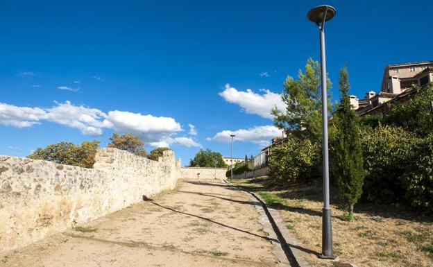 Zona de acceso al jardín Miguel Delibes, junto a la muralla de Segovia, 