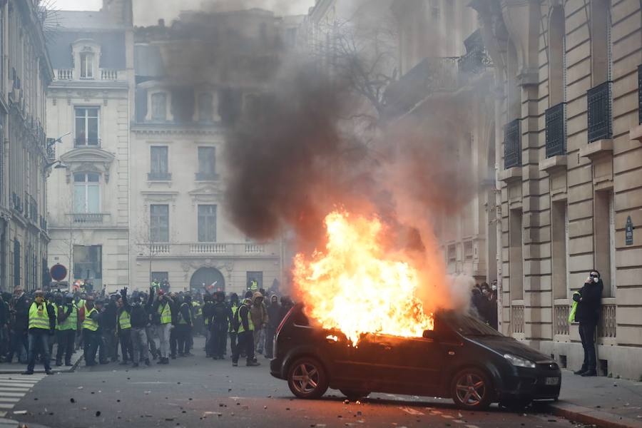 La capital francesa afronta con síndrome de toque de queda una jornada de máximo riesgo de repunte insurreccional de la guerrilla urbana