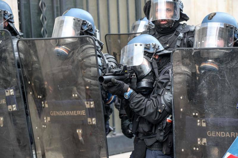 La capital francesa afronta con síndrome de toque de queda una jornada de máximo riesgo de repunte insurreccional de la guerrilla urbana