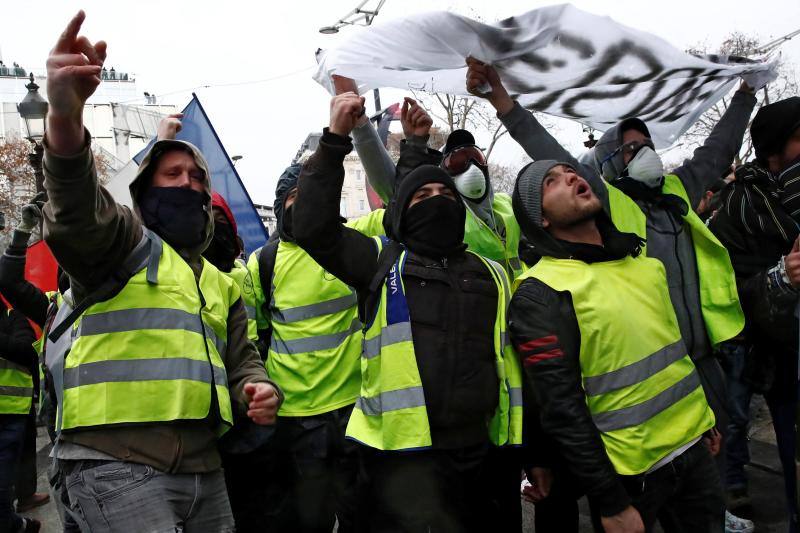 La capital francesa afronta con síndrome de toque de queda una jornada de máximo riesgo de repunte insurreccional de la guerrilla urbana