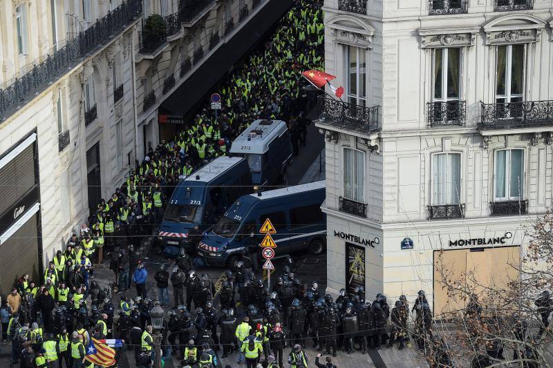 La capital francesa afronta con síndrome de toque de queda una jornada de máximo riesgo de repunte insurreccional de la guerrilla urbana