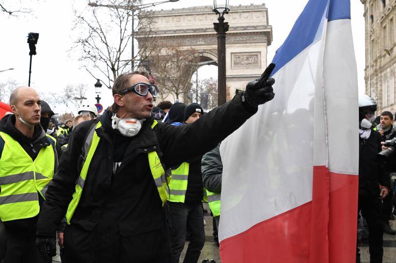 La capital francesa afronta con síndrome de toque de queda una jornada de máximo riesgo de repunte insurreccional de la guerrilla urbana