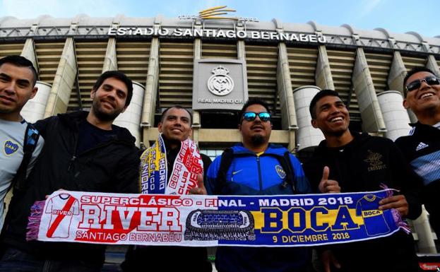 Aficionados de River Plate y Boca Juniors, delante del Santiago Bernabéu. 