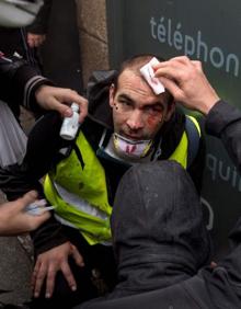 Imagen secundaria 2 - Los &#039;chalecos amarillos&#039; vuelven a incendiar París