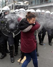 Imagen secundaria 2 - Los &#039;chalecos amarillos&#039; vuelven a incendiar París