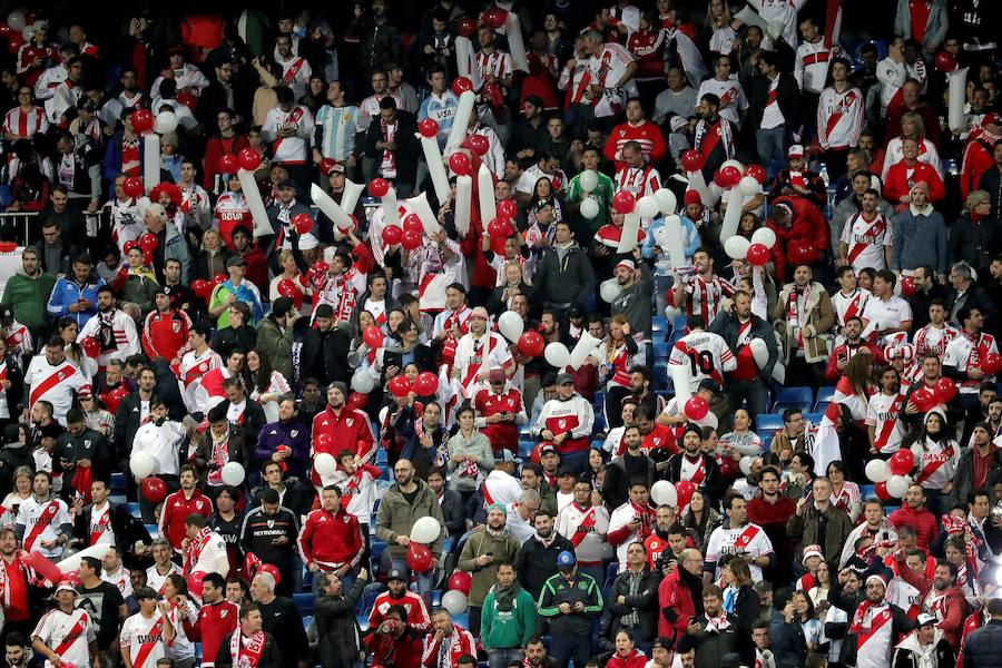 Fotos: Las aficiones de River y Boca llenan de color el Santiago Bernabéu