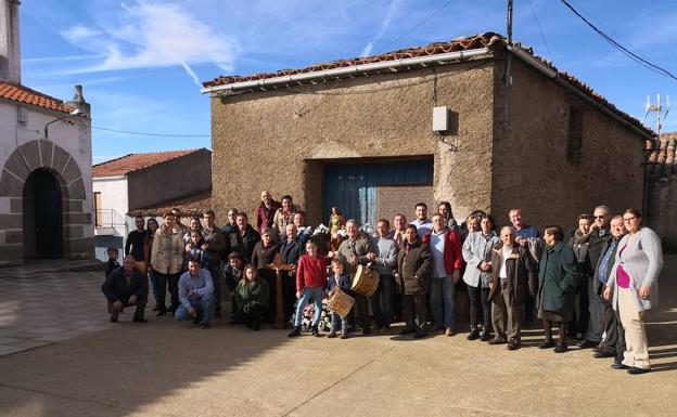 Asistentes a los actos religiosos en honor de Santa Lucía en Cilleros de la Bastilla con la imagen de la patrona tras la celebración del ofertorio.