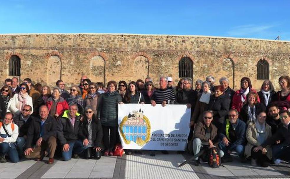 Miembros de la asociación de Segovia, antes de iniciar una ruta.